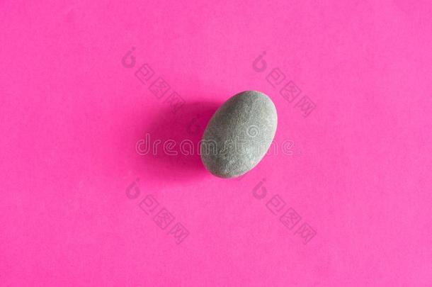 花岗岩光滑的鹅卵<strong>石海石</strong>头向粉红色的背景顶看法