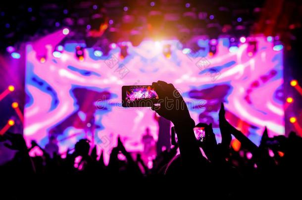智能手机采用手在一音乐会,紫色的光从st一ge