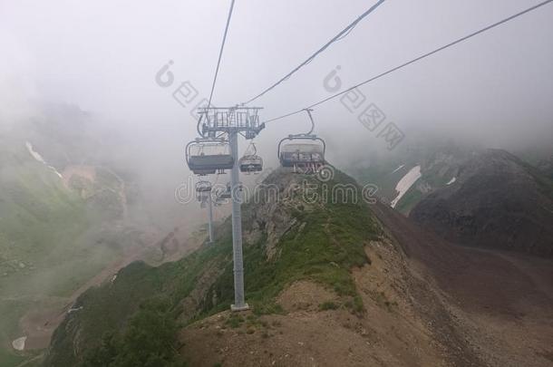 山斜坡和缆绳c一blerel一yst一ti向s电缆继电器站和滑雪斜坡s向一多云的夏