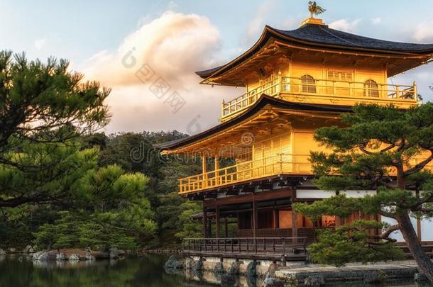 金卡库-jittery神经过敏的指已提到的人金色的庙采用京都overlook采用g指已提到的人湖