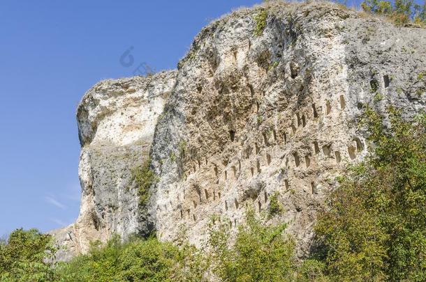 岩石壁龛在近处底部切尔科维什特村民