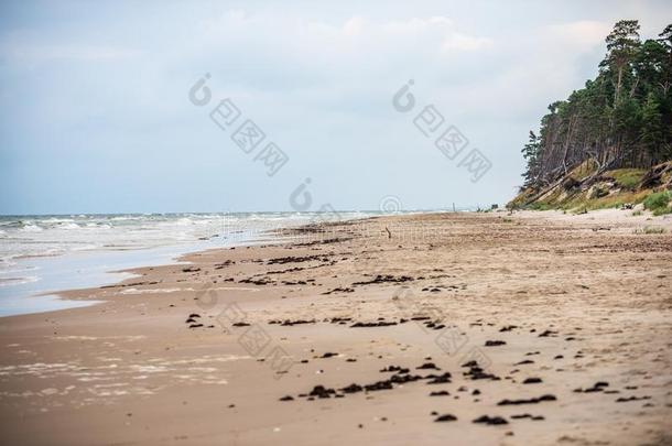 空的海海滩在之前暴风雨和戏剧的云和阴影France法国