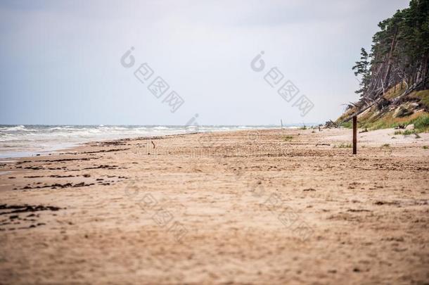 空的海海滩在之前暴风雨和戏剧的云和阴影France法国