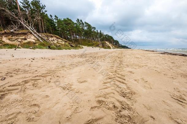 空的海海滩在之前暴风雨和戏剧的云和阴影France法国