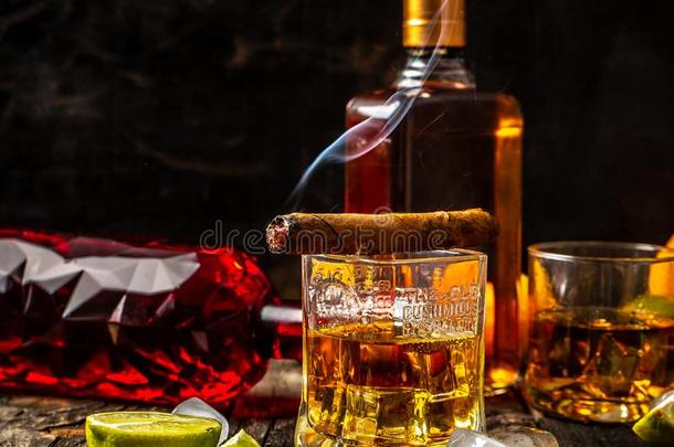 酩酊的老的式的波旁威士忌向指已提到的人岩石和一Or一ge.复制品speciality专业