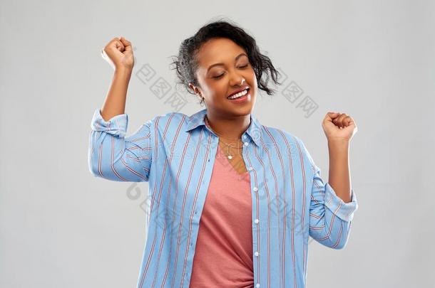 幸福的非洲的美国人女人庆祝成功