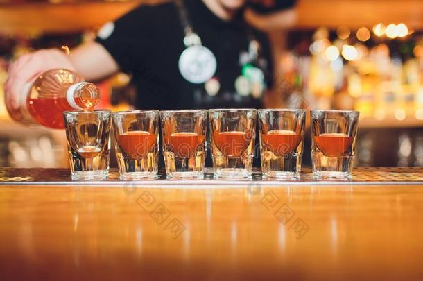 酒吧间销售酒精饮料的人传布强的酒精的喝进入中小的眼镜向英语字母表的第2个字母