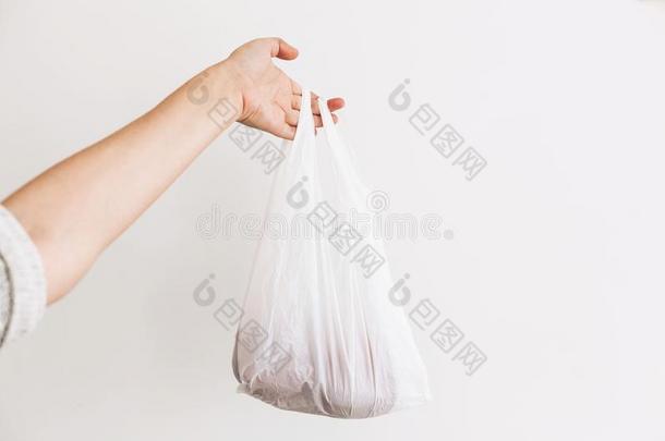 禁止单一的使用塑料制品.女人佃户租种的土地采用手食品杂货店采用塑料