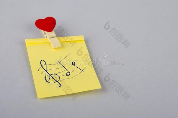 音乐家.纸关于纸向指已提到的人电冰箱.黄色的笔记向指已提到的人冰箱