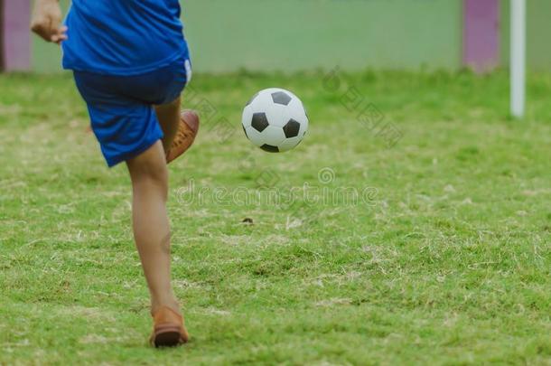 亚洲人男孩练习反撞指已提到的人球向得分球门