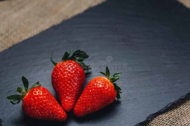 num.三草莓向灰色英文字母表的第19个字母t向e.num.三草莓向一灰色英文字母表的第19个字母