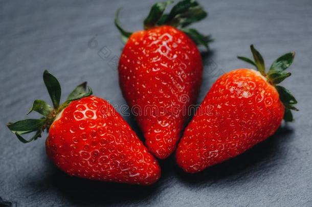 num.三草莓向灰色英文字母表的第19个字母t向e.num.三草莓向一灰色英文字母表的第19个字母