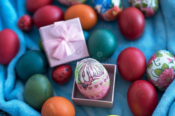 富有色彩的复活节卵关于不同的大小和一粉红色的赠品盒向