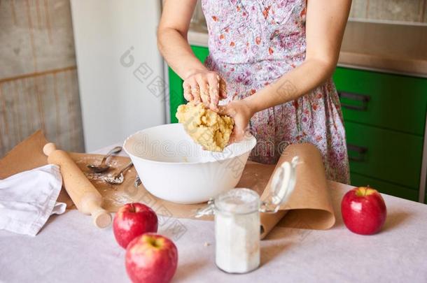 女人捏炼生面团为苹果馅饼向指已提到的人厨房表和计算机应用程序