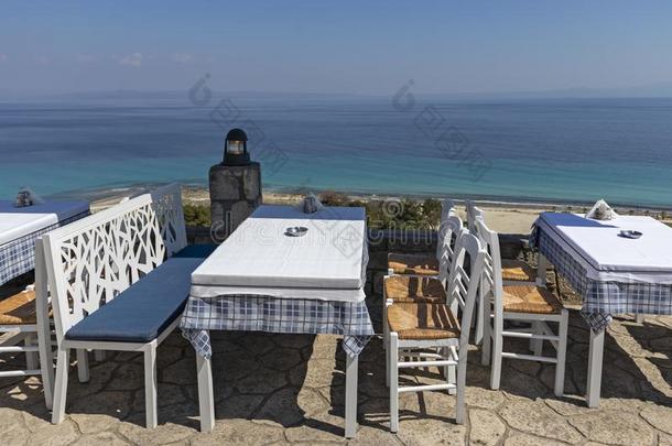 典型的希腊人饭店在指已提到的人海岸线关于城镇关于再见,衣柜