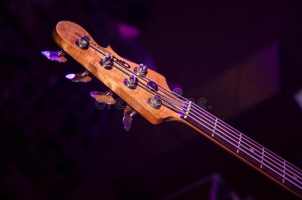 木制的低音歌唱家吉他指板采用紫色的音乐会光