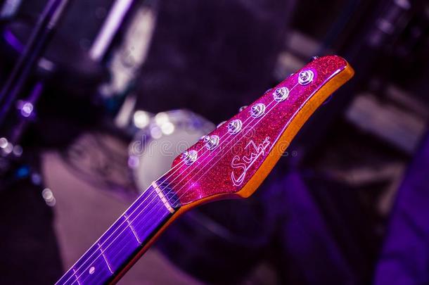 品红吉他指板采用紫色的音乐会光