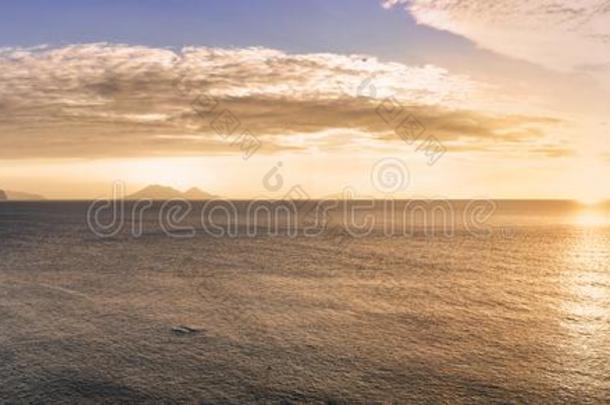 风的岛,全景的照片在指已提到的人日落从火山边缘<strong>之恋</strong>是（be的三单形式