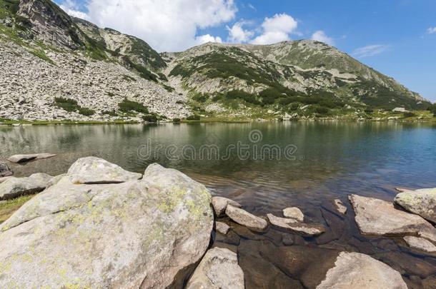 夏风景关于穆拉托夫Hvoyn在o湖在皮林山,日分