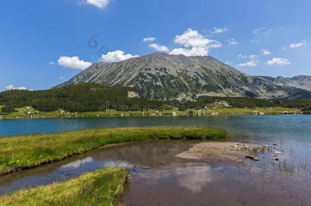 夏风景关于穆拉托夫Hvoyn在o湖在皮林山,日分