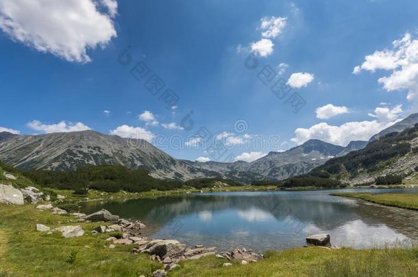 夏风景关于穆拉托夫Hvoyn在o湖在皮林山,日分