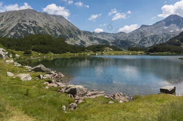 夏风景关于穆拉托夫Hvoyn在o湖在皮林山,日分