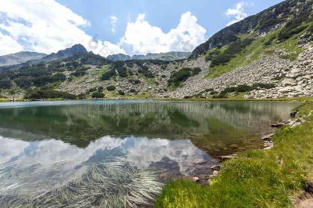 夏风景关于穆拉托夫Hvoyn在o湖在皮林山,日分