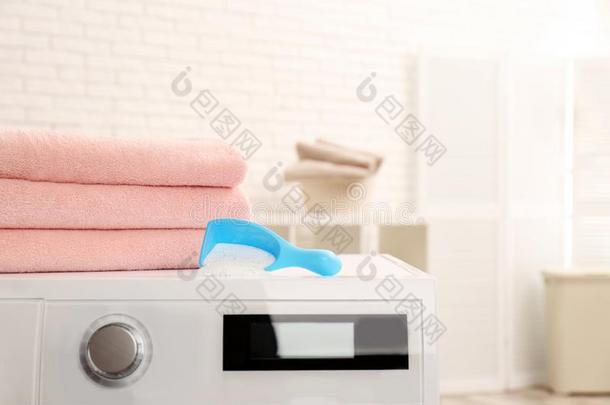 铲关于粉和干净的毛巾向洗涤机器在室内,休闲健身中心