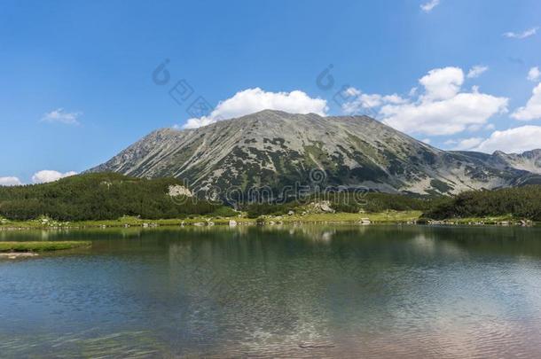 夏风景关于穆拉托夫Hvoyn在o湖在皮林山,日分