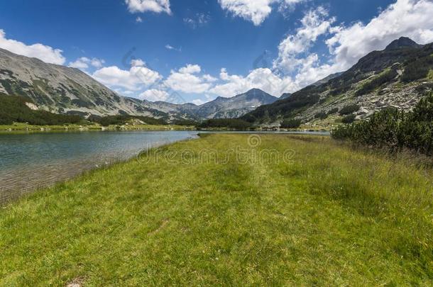 夏风景关于穆拉托夫Hvoyn在o湖在皮林山,日分