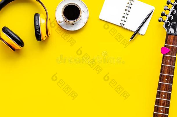 歌曲作家放置和音乐家和discjockey流行音乐播音员器具黄色的后台