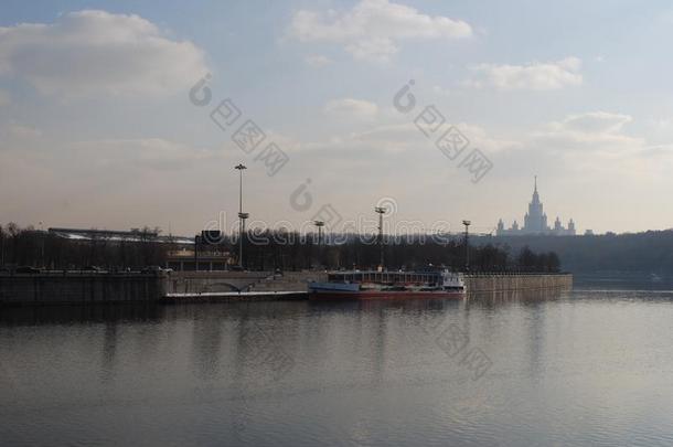 看指已提到的人莫斯科河和指已提到的人停泊步行快艇反对指已提到的人