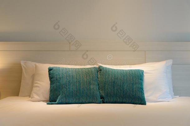 白色的床纸和木制的床head,堆垛关于枕头向床