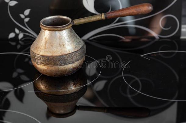 老的青铜土耳其的制动火箭咖啡豆制造者卡纳卡中向玻璃滚刀和SaoTomePrincipe圣多美和普林西比