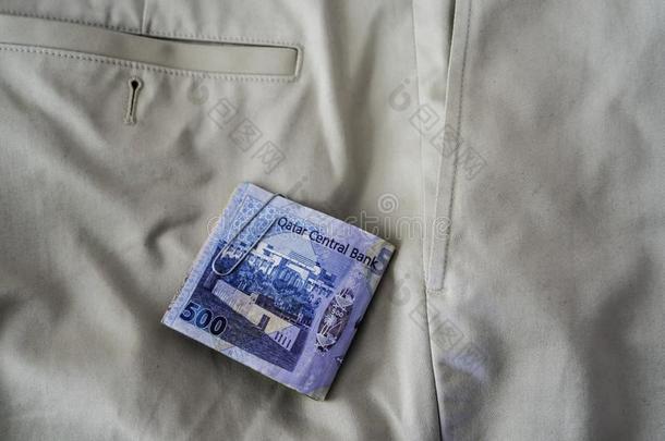 卡塔尔人里亚尔记下落下出局关于收受或短裤袋