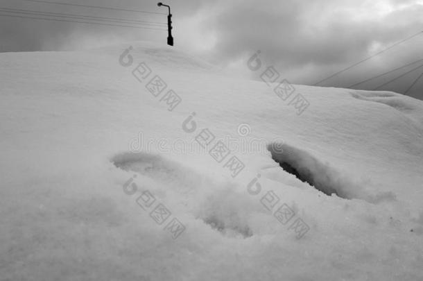 美丽的孤独的踪迹关于男人雪采用w采用ter