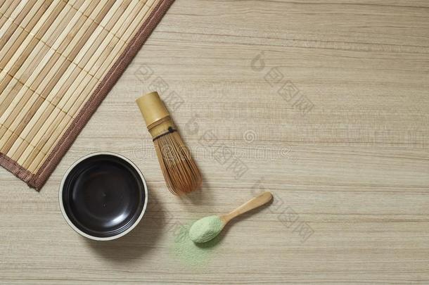 变成粉的绿色的茶水和竹子拂