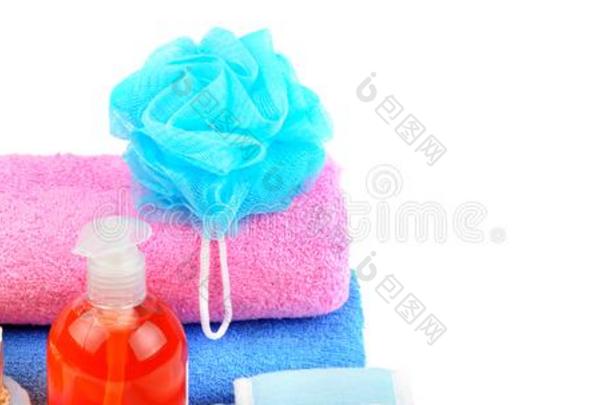 毛巾,化妆品肥皂,海绵和洗发剂隔离的向白色的背