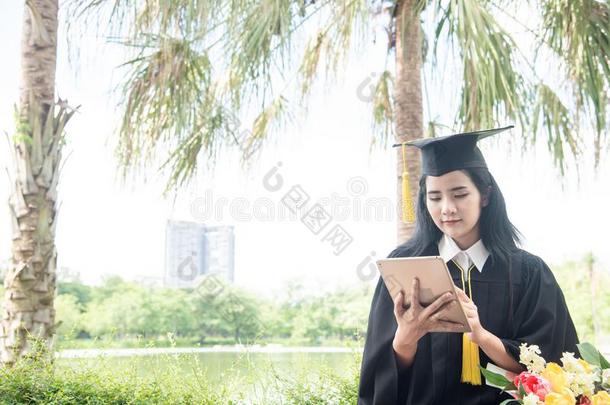 美丽的女人渐变使用碑personalcomputer个人计算机.渐变亚洲人女人