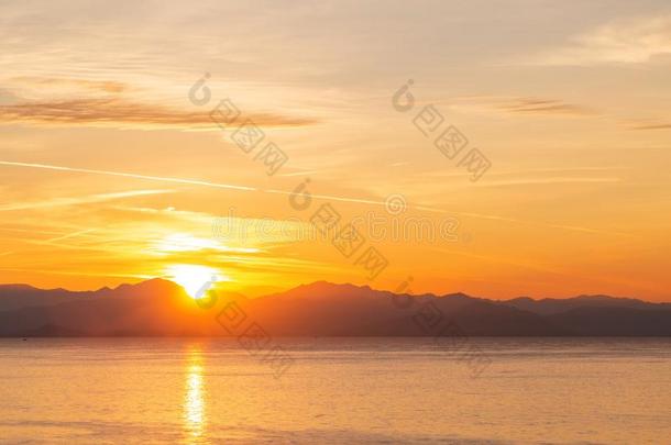 夏日出向海岸,科孚岛岛,希腊.海滩和香水