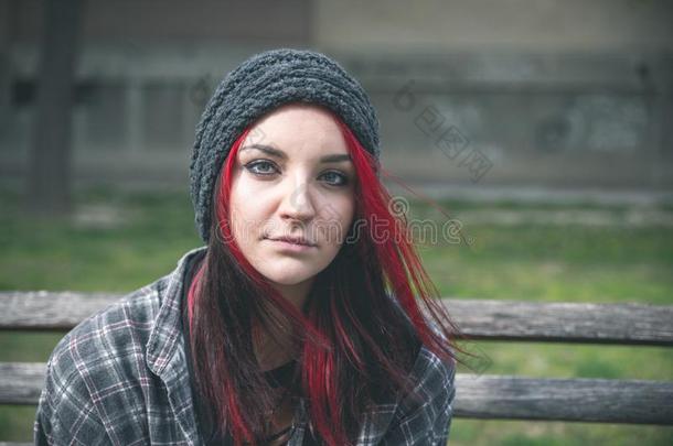 无家可归的女孩,年幼的美丽的红色的头发女孩一次单独的胜过