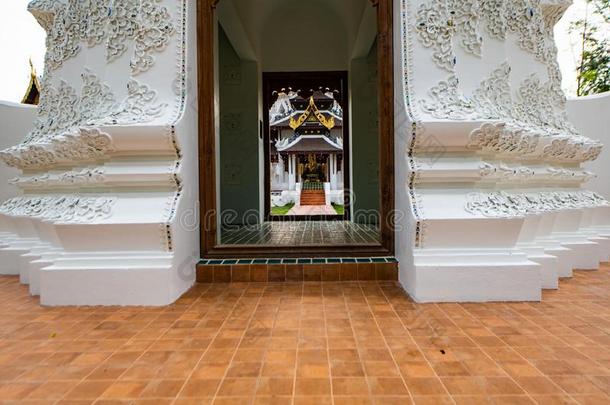 美丽的门框架采用达拉比罗姆森林修道院