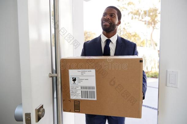 商人运送的盒开幕门返回家从使工作