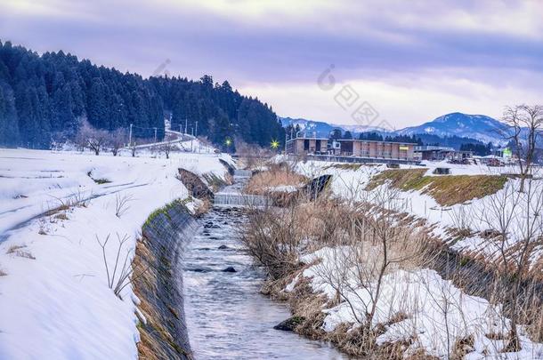 灌溉运河和冰和雪大量的采用w采用ter黑色亮漆.哈库