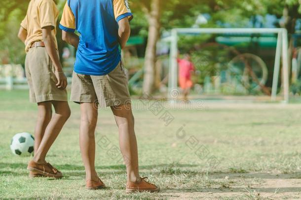 亚洲人男孩练习反<strong>撞</strong>指已提到的人球向得分球<strong>门</strong>