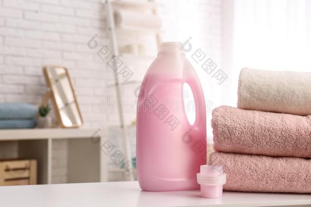 瓶子关于洗涤剂和<strong>干净</strong>的毛巾向表在室内,<strong>空间</strong>为