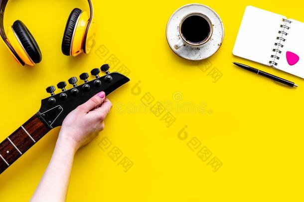 音乐记录工作室和音乐家和discjockey流行音乐播音员器具黄色的背