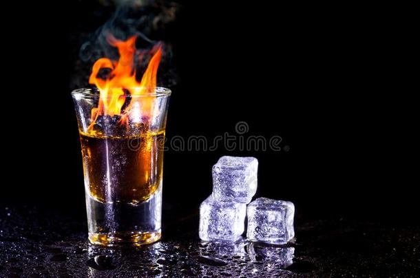 热的酒精的鸡尾酒<strong>燃烧</strong>的采用射手玻璃和冰立方形的东西