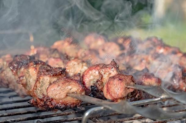 希什河烤腌羊肉串向一木材ch一rco一lbarbecue吃烤烧肉的野餐