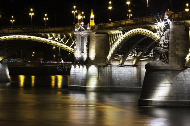 这是（be的三单形式<strong>玛格丽特</strong>桥从布达佩斯夜采用指已提到的人河面.